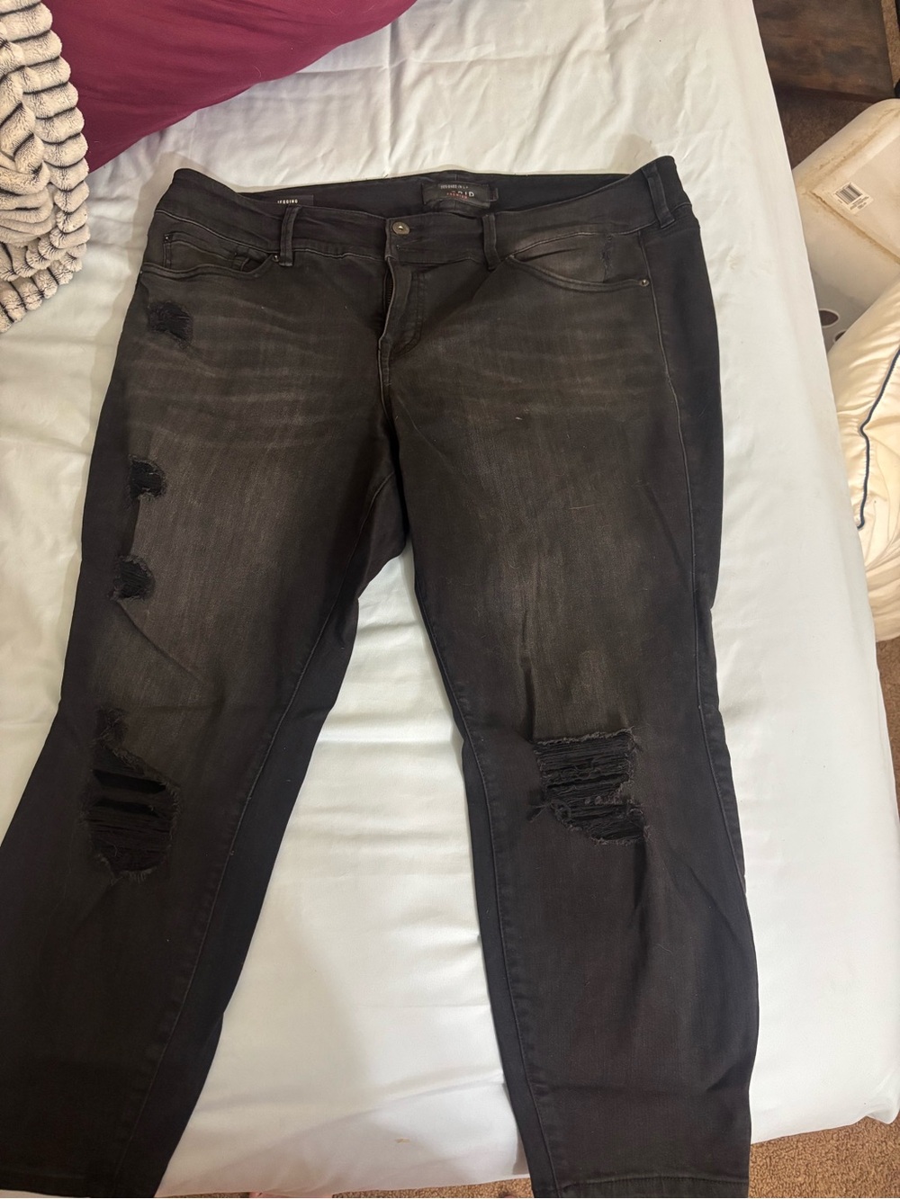 Black Distressed Women’s Jegging Jeans